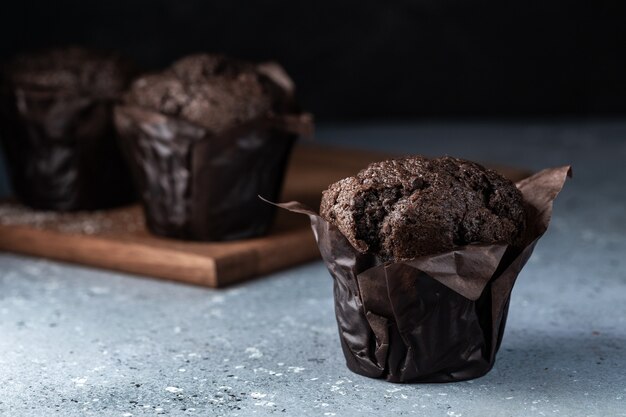 Foto muffin al cioccolato con parte superiore croccante