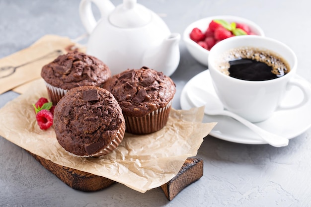 Photo chocolate muffins with a cup of coffee
