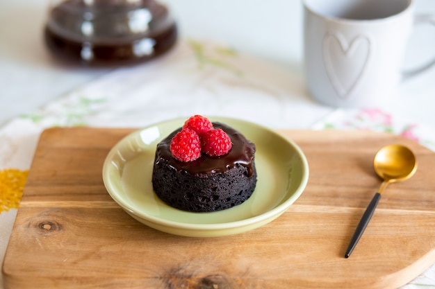 アイシングとチョコレートマフィン自家製チョコレート溶岩ケーキフォンダン溶岩カップケーキベリーとカップケーキ