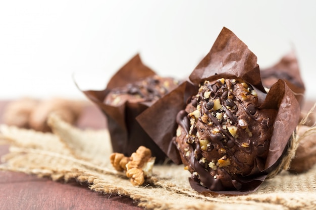 Muffin al cioccolato con noci, rustico,