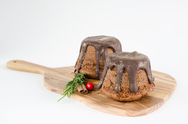 Muffin al cioccolato sul bordo di legno isolato