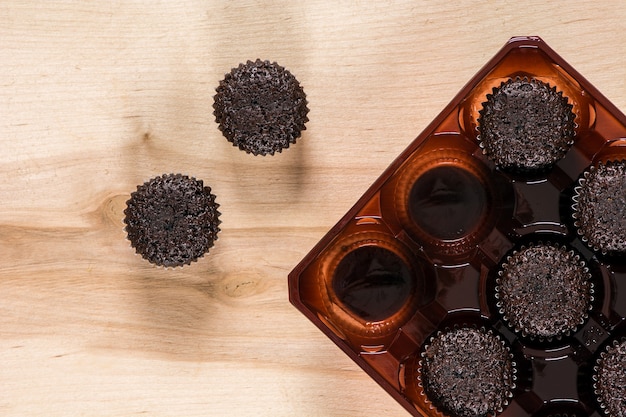 Foto muffin al cioccolato su tavola di legno