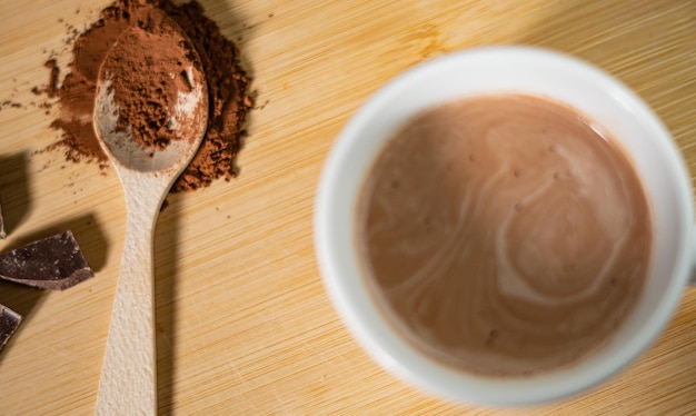 Photo chocolate mug with cream and cinnamon with chocolate sprinkles