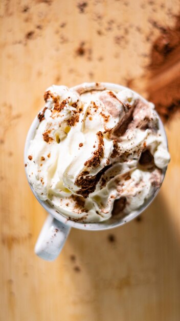 Photo chocolate mug with cream and cinnamon with chocolate sprinkles