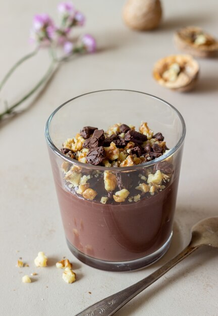 Budino al cioccolato e noci. prima colazione. dolce.