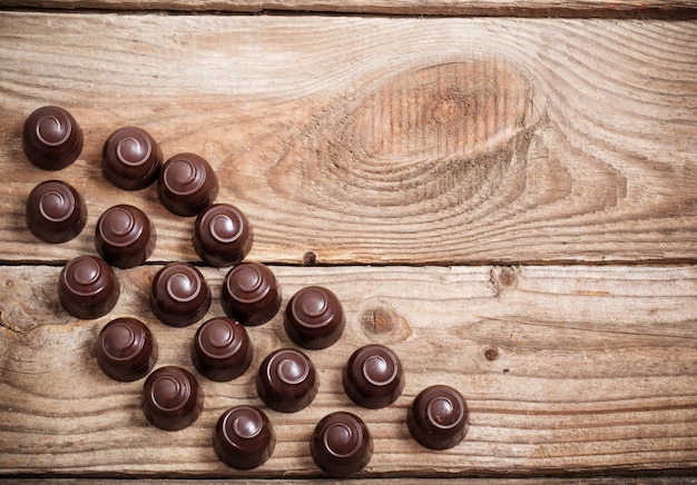 古い木製のテーブルの上のチョコレート