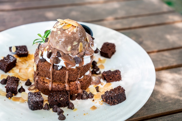 チョコレートアイスクリームとブラウニーとチョコレートのパンケーキ