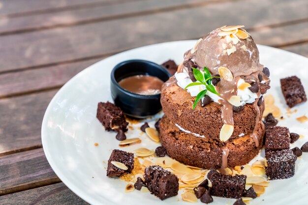 Pancake al cioccolato con gelato al cioccolato e brownies