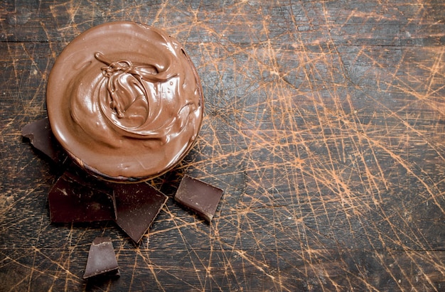 Foto pasta di cioccolato in ciotola