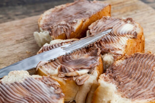 Pasta di cioccolato su una baguette di grano bianco