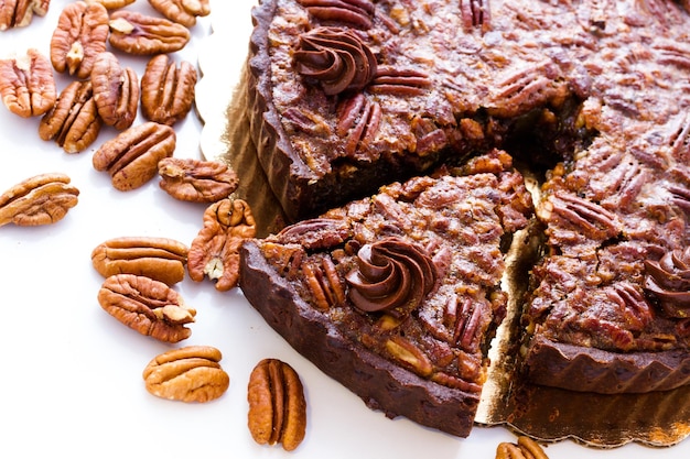 Crostata di noci pecan al cioccolato appena sfornata.