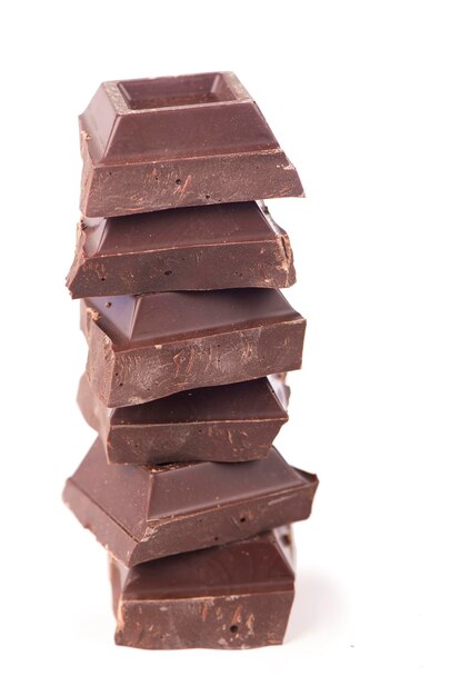 Photo chocolate pieces dark chocolate bars stacked high