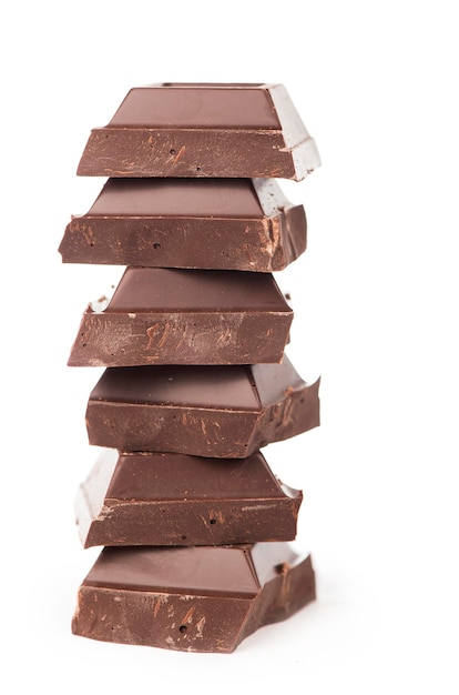Шоколадные батончики из темного шоколада сложены высоко