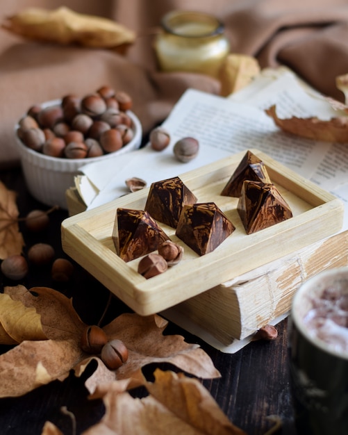 秋の装飾のチョコレートの部分とクルミ