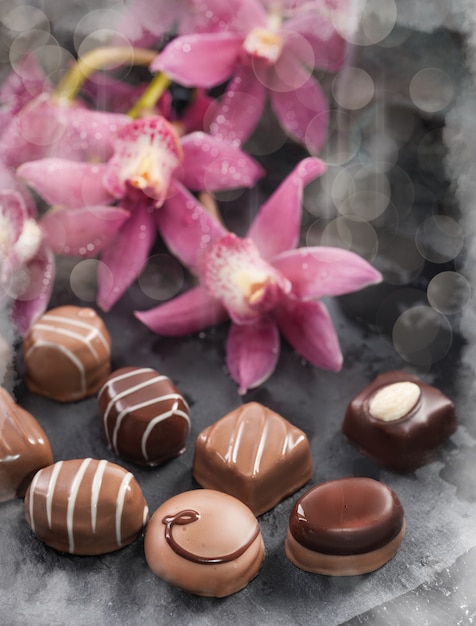 Шоколадные конфеты, украшенные орхидеями