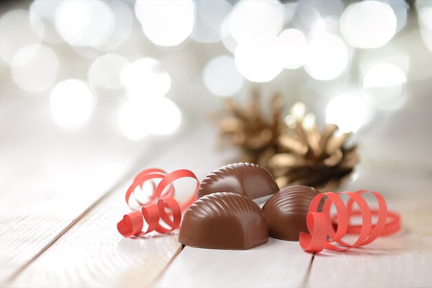 Foto praline al cioccolato sul tavolo di legno