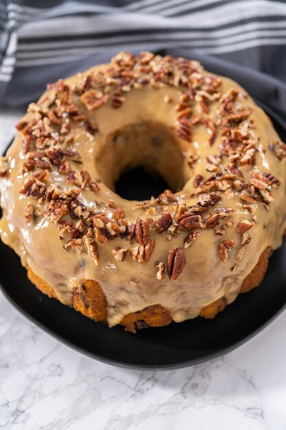 Foto ciambellone al cioccolato e zucca con glassa al caramello