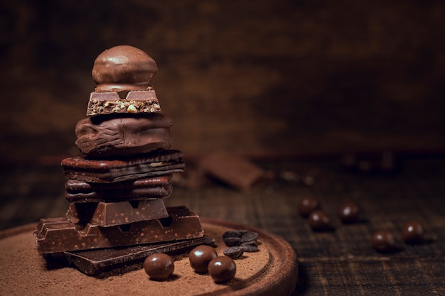 Foto piramide di cioccolato con sfondo sfocato