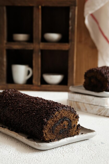 흰색 배경에 있는 초콜릿 롤 케이크 Bolu gulung coklat