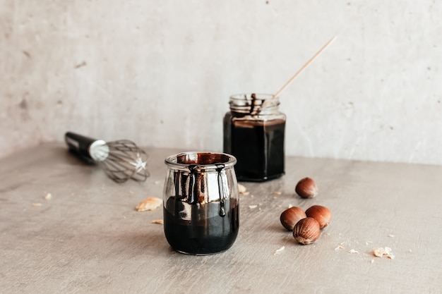 Photo chocolate sauce and hazelnuts