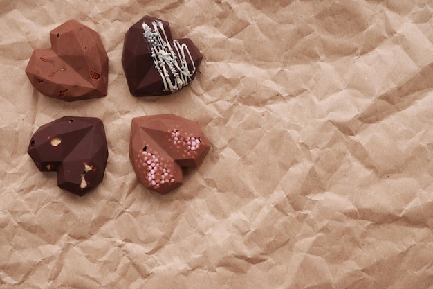 Шоколад в форме сердца крупным планом на фоне ремесла