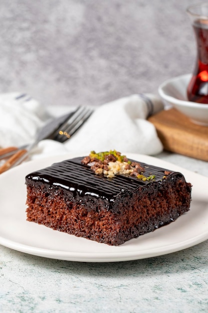 灰色の背景のチョコレートスライスケーキ 湿ったチョコレスケーキ パン屋のデザート 垂直の近くの景色