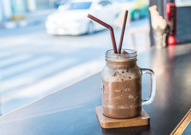 Foto frullato al cioccolato (frappè) con barattolo