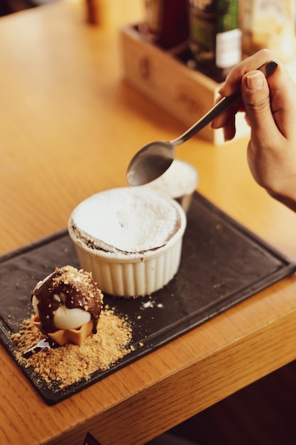 Soufflé al cioccolato con gelato