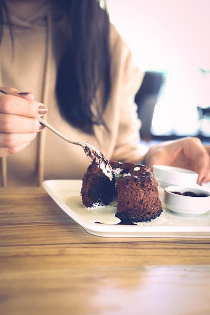 Foto soufflé al cioccolato con gelato