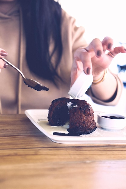 Foto soufflé al cioccolato con gelato