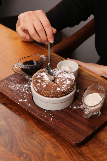 Soufflé al cioccolato con gelato