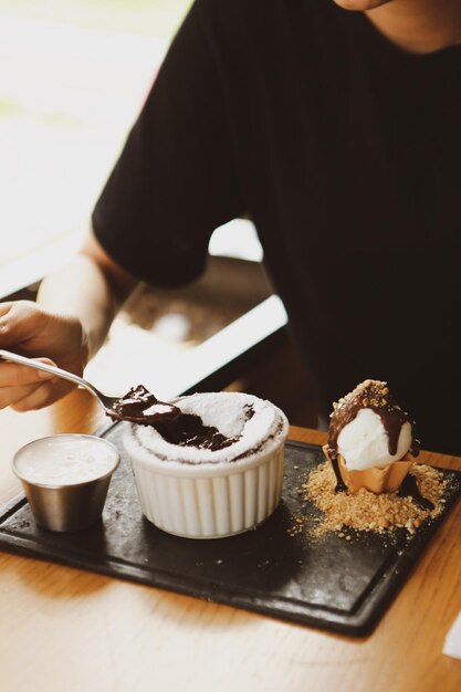 Foto soufflé al cioccolato con gelato