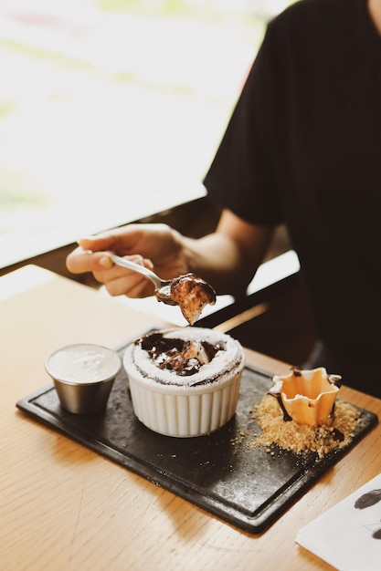 チョコレートスフレとアイスクリーム