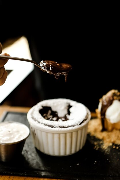 Photo chocolate souffle with ice cream