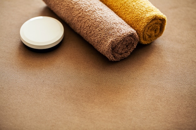 Photo chocolate spa . composition brown towel in hotel room of spa treatment