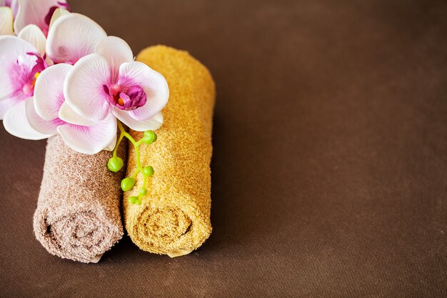 Chocolate Spa. Samenstellings bruine handdoek in hotelruimte van kuuroordbehandeling