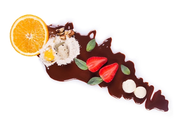 Photo chocolate splash with orange fruit and strawberry