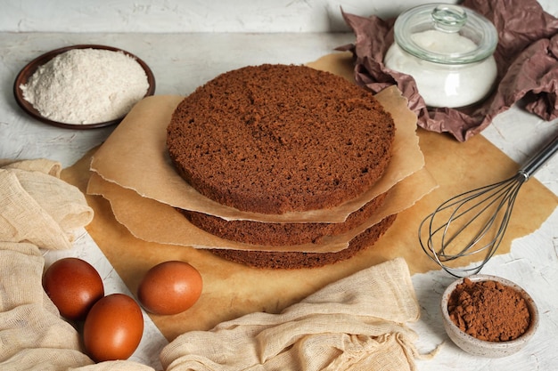 チョコレートスポンジケーキレイヤーベーキンググリッドのスポンジケーキショートケーキテキストスペースセレクティブフォーカスクローズアップ