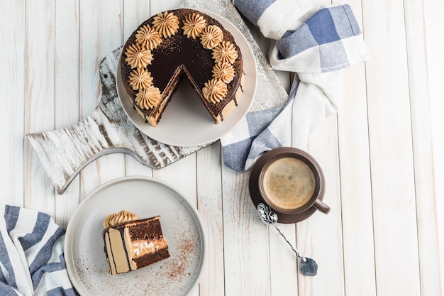 明るい背景にチョコレートスポンジケーキ。誕生日や休日のデザート。