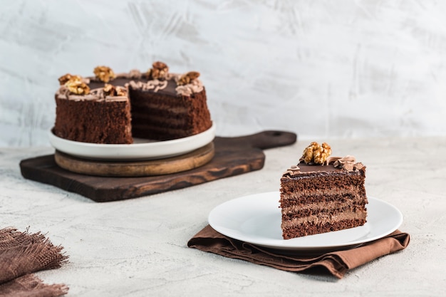 明るい背景にチョコレートスポンジケーキ。誕生日や休日のデザート。