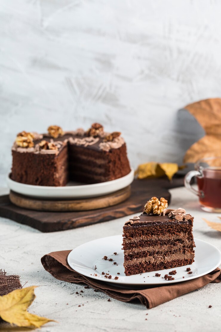明るい背景にチョコレートスポンジケーキ。誕生日や休日のデザート。