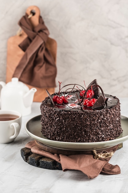 밝은 배경에 초콜릿 스폰지 케이크입니다. 생일과 휴일을위한 디저트.