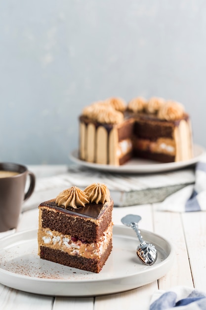 明るい背景にチョコレートスポンジケーキ