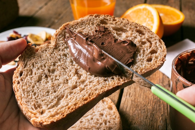 Foto cioccolato spalmato sulla fetta di pane