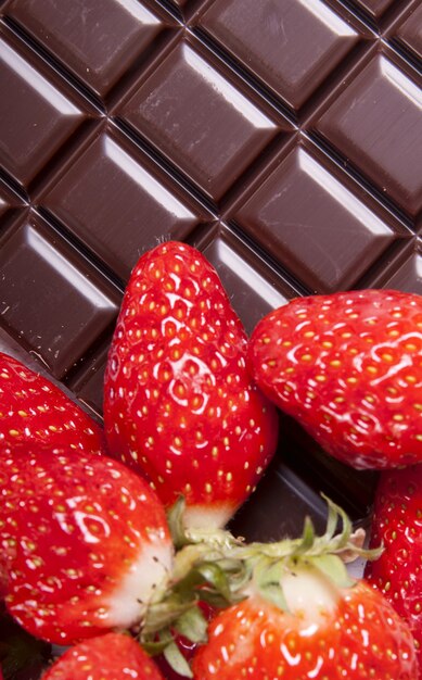 Photo chocolate and strawberries