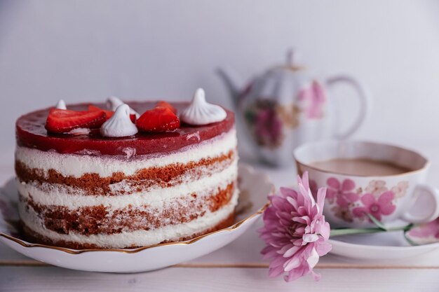 木のテーブルに新鮮な果物で飾られたチョコレートストロベリーヨーグルトケーキバレンタインや誕生日パーティーのためのおいしくて甘いピンクのストロベリーケーキ自家製ベーカリーのコンセプト