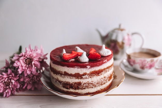 나무 테이블에 신선한 과일로 장식된 초콜릿 딸기 요구르트 케이크 발렌타인 또는 생일 파티를 위한 맛있고 달콤한 분홍색 딸기 케이크 홈메이드 베이커리 컨셉