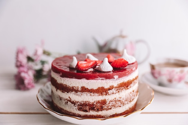 木のテーブルに新鮮な果物で飾られたチョコレートストロベリーヨーグルトケーキバレンタインや誕生日パーティーのためのおいしくて甘いピンクのストロベリーケーキ自家製ベーカリーのコンセプト