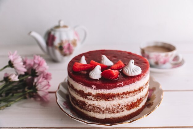 木のテーブルに新鮮な果物で飾られたチョコレートストロベリーヨーグルトケーキバレンタインや誕生日パーティーのためのおいしくて甘いピンクのストロベリーケーキ自家製ベーカリーのコンセプト