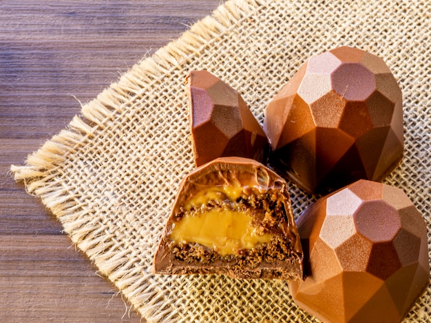 Torta al cioccolato farcita con miele e dulce de leche pan di zenzero